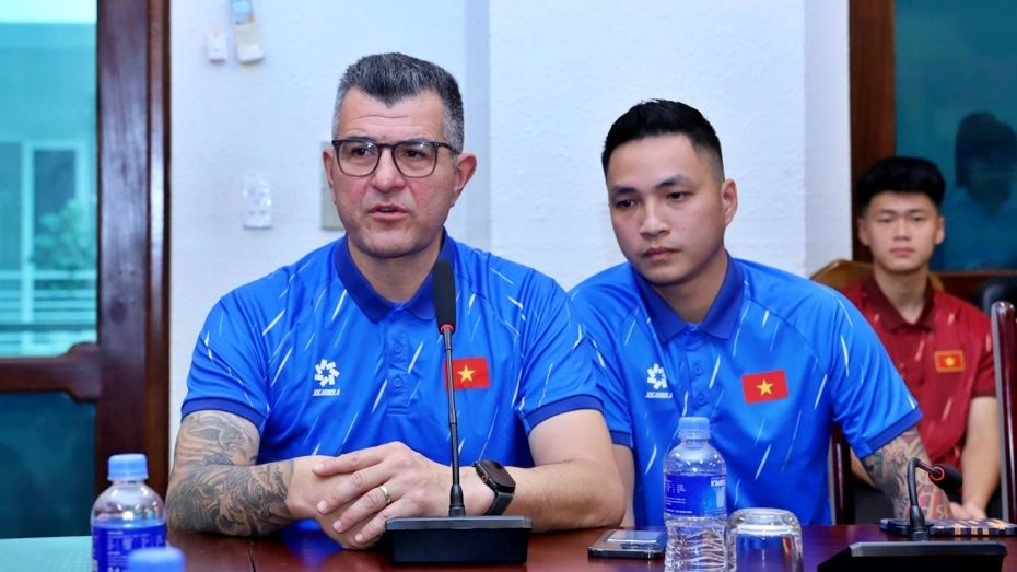 HLV Roland quyết tâm giúp U17 Việt Nam giành kết quả thuận lợi nhất (Ảnh: VFF).
