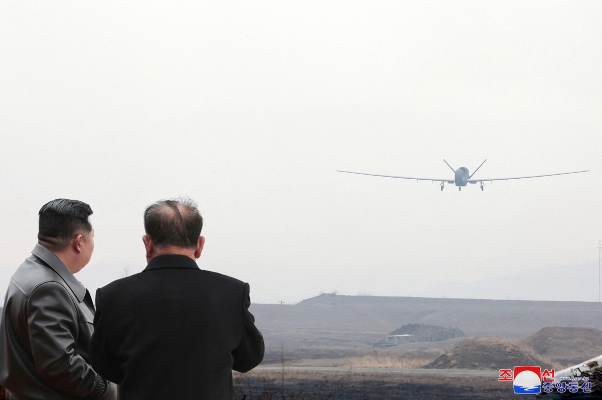 Nhà lãnh đạo Triều Tiên thị sát thử nghiệm UAV tự sát tích hợp AI. Ảnh: Reuters