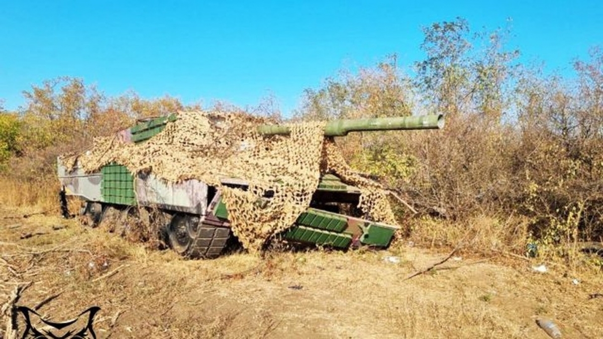 Binh sỹ Ukraine sử dụng mồi nhử giả làm xe tăng Leopard 2A4. Nguồn: Military