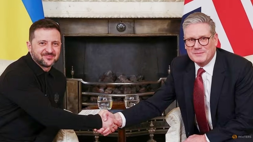 Tổng thống Ukraine Volodymyr Zelensky và Thủ tướng Anh Keir Starmer tại lễ ký kết. (Ảnh: Reuters)