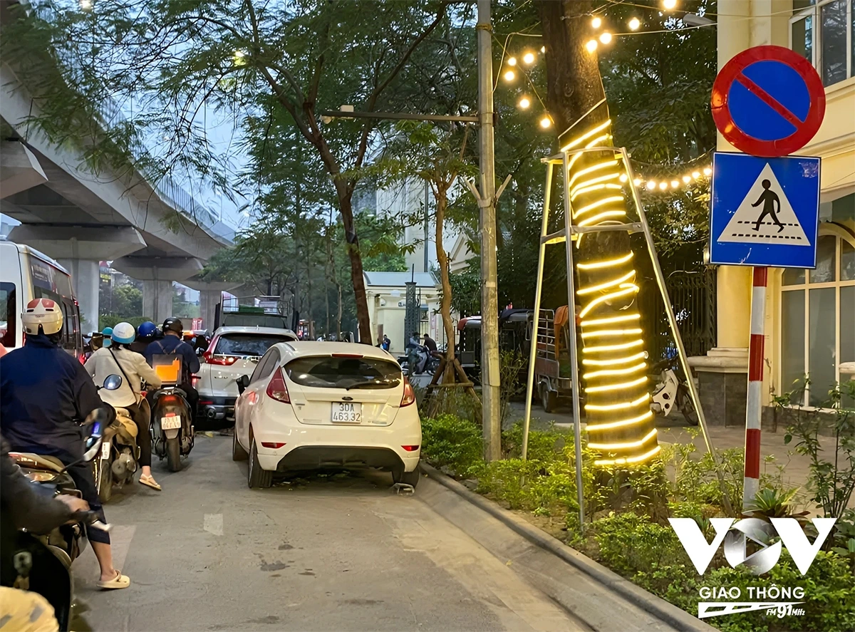 Thế nhưng, không phải con đường nào cũng to rộng như đường Đại Cồ Việt, điển hình như phố Hào Nam (quận Đống Đa, Hà Nội)