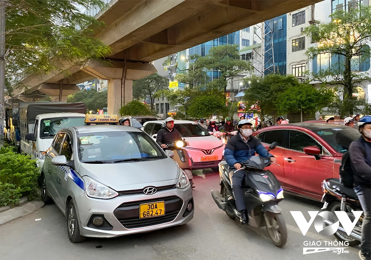 Vào giờ cao điểm, mật độ giao thông tăng cao, hành động đỗ xe sai quy định đã góp phần gây ra tình trạng ùn tắc trên con phố này