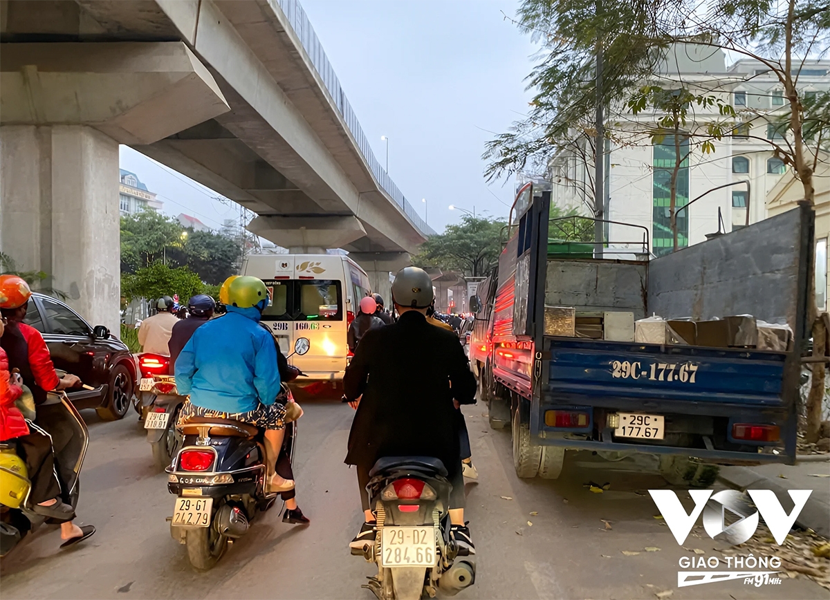 Bên cạnh những chiếc xe hồn nhiên chiếm dụng lòng đường, là dòng phương tiện chật vật di chuyển trên phố Hào Nam vào giờ cao điểm.
