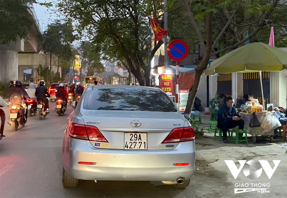 Chiếc xe “không người lái - vì không biết chủ xe đi đâu mất” đỗ ngay bên dưới biển báo cấm đỗ xe trên phố Yên Lãng (Đống Đa, Hà Nội)