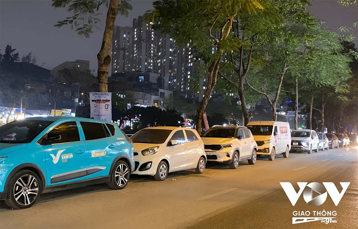 Dọc sông Tô Lịch các tuyến phố Khương Đình, Vũ Tông Phan, Kim Giang vô số biển cấm đỗ xe trở nên “vô hình” trong mắt chủ phương tiện giao thông. Hàng dài những chiếc ô tô lớn nhỏ nối đuôi nhau như đoàn tàu biến đoạn đường trên phố Khương Đình thành một bãi đỗ xe