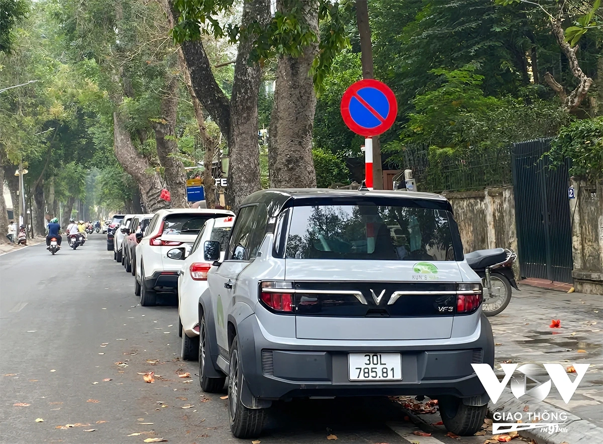 Biển báo cấm đứng sừng sững bên đường, thế nhưng ngay bên dưới những biển báo này không phải là lòng đường rộng rãi, thoáng đãng mà lại là một dàn phương tiện giao thông dừng đỗ sai quy định