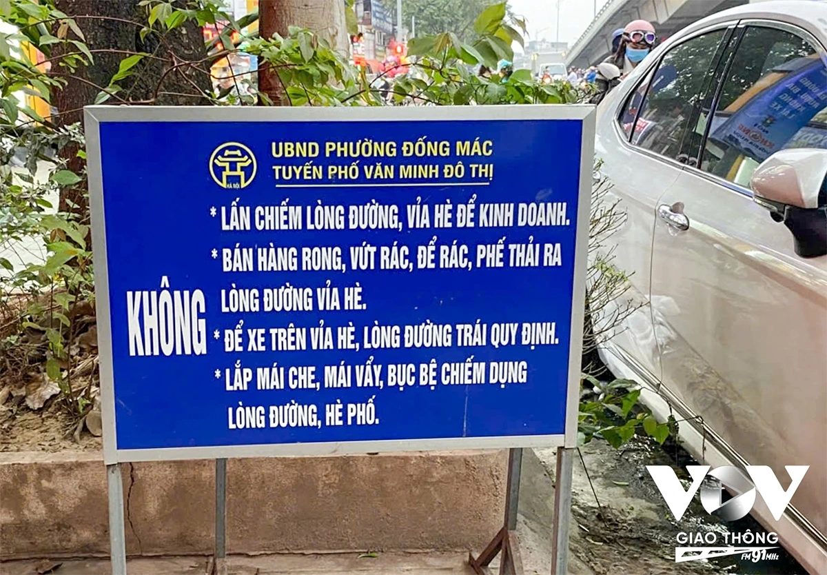 Biển to chữ nét nhưng dường như vẫn bị "che khuất" bởi các phương tiện dừng đỗ "vô tội vạ"