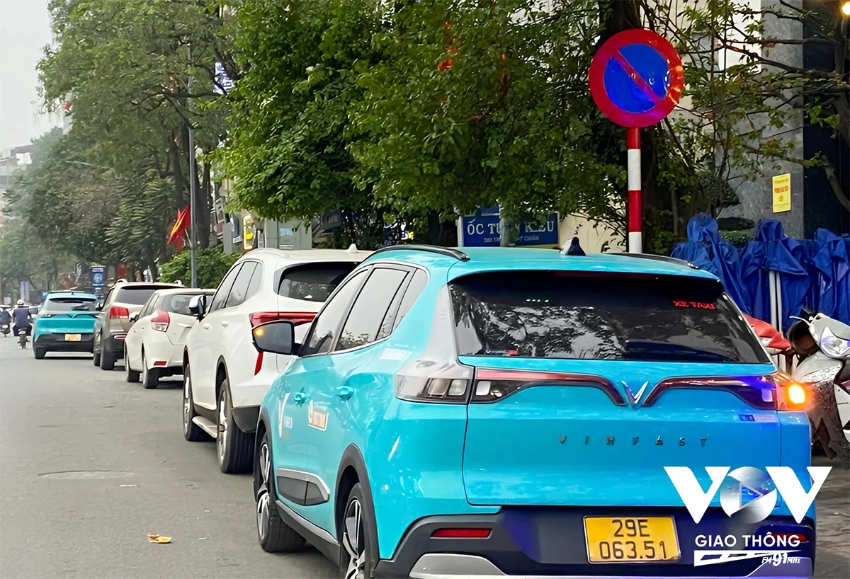 Dọc tuyến đường Trần Khát Chân - Đại Cồ Việt, nhiều phương tiện dừng đỗ dưới lòng đường bất chấp biển cấm