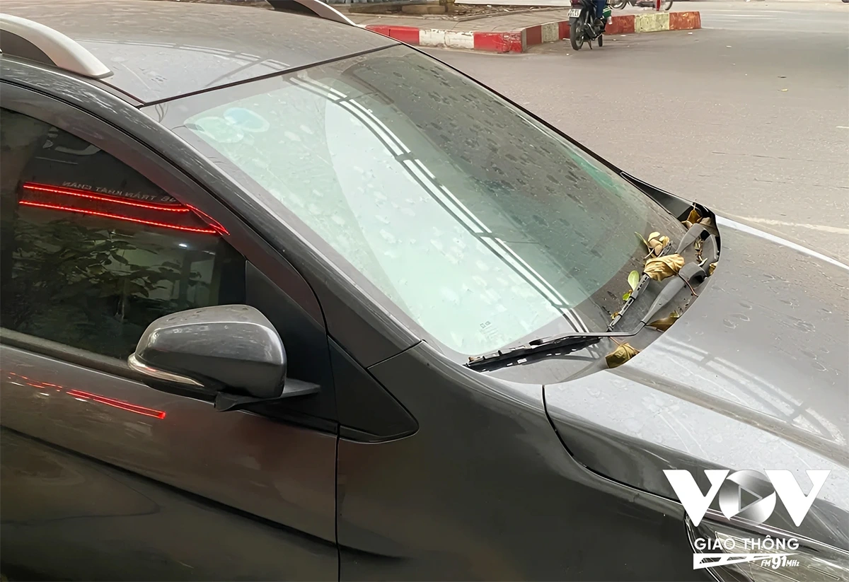 Một chiếc xe ô tô dừng đỗ quá lâu ngày không di chuyển bám mảng bụi dày