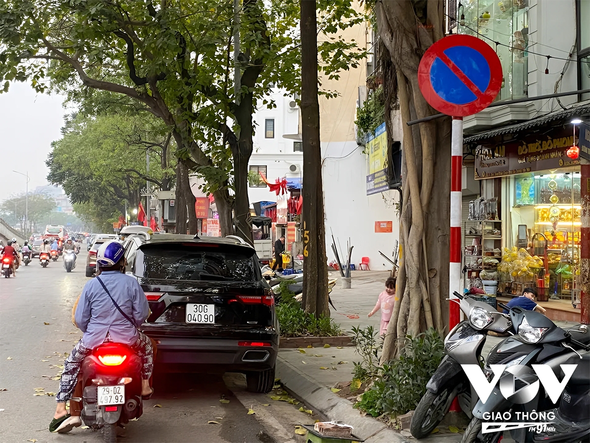 Biển báo chỉ là hình thức, thoáng thì cứ đỗ "tạm" đã