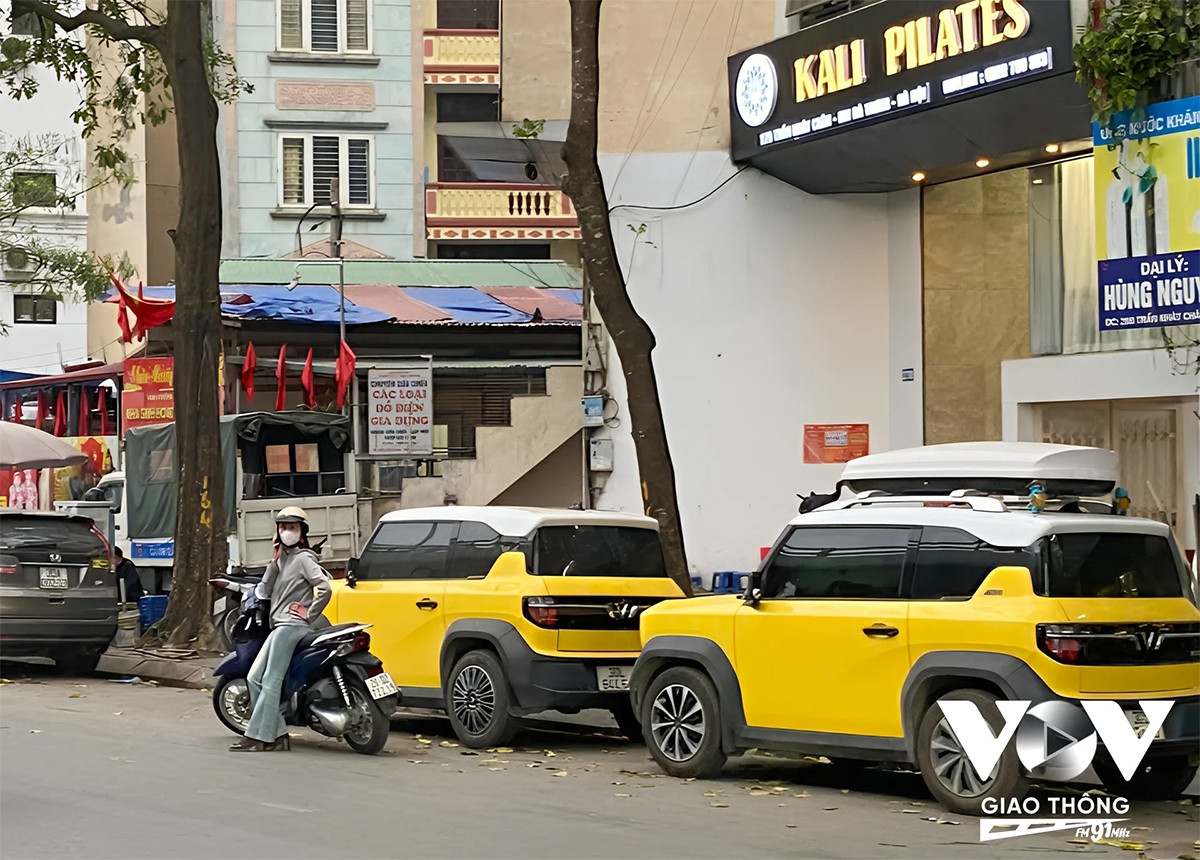 Bà Phương - một người dân sống trên phố Đại Cồ Việt chia sẻ: “Trước cửa nhà tôi lúc nào cũng có xe đỗ, ngay bên cạnh đây là biển cấm mà người ta vẫn thản nhiên đỗ xe. Có những hôm xe đỗ kín dưới lòng đường, chúng tôi muốn đi từ nhà ra thì phải luôn qua mấy khe hở giữa hai chiếc xe". “Đường này thì cũng rộng rãi nên xe đỗ ở đây thì cũng không gây ùn tắc vào giờ cao điểm”.