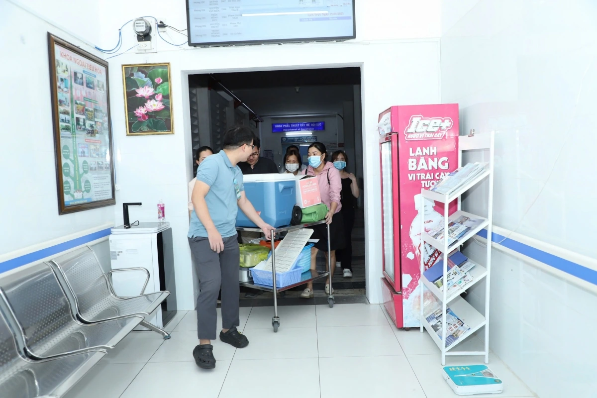 Vận chuyển mô và các bộ phận từ người hiến chết não đến các đơn vị (ảnh: BVCC)