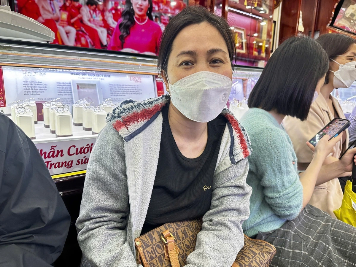 Chị Quỳnh - Thanh Nhàn, Hà Nội xếp hàng đợi mua vàng sáng 14/3.