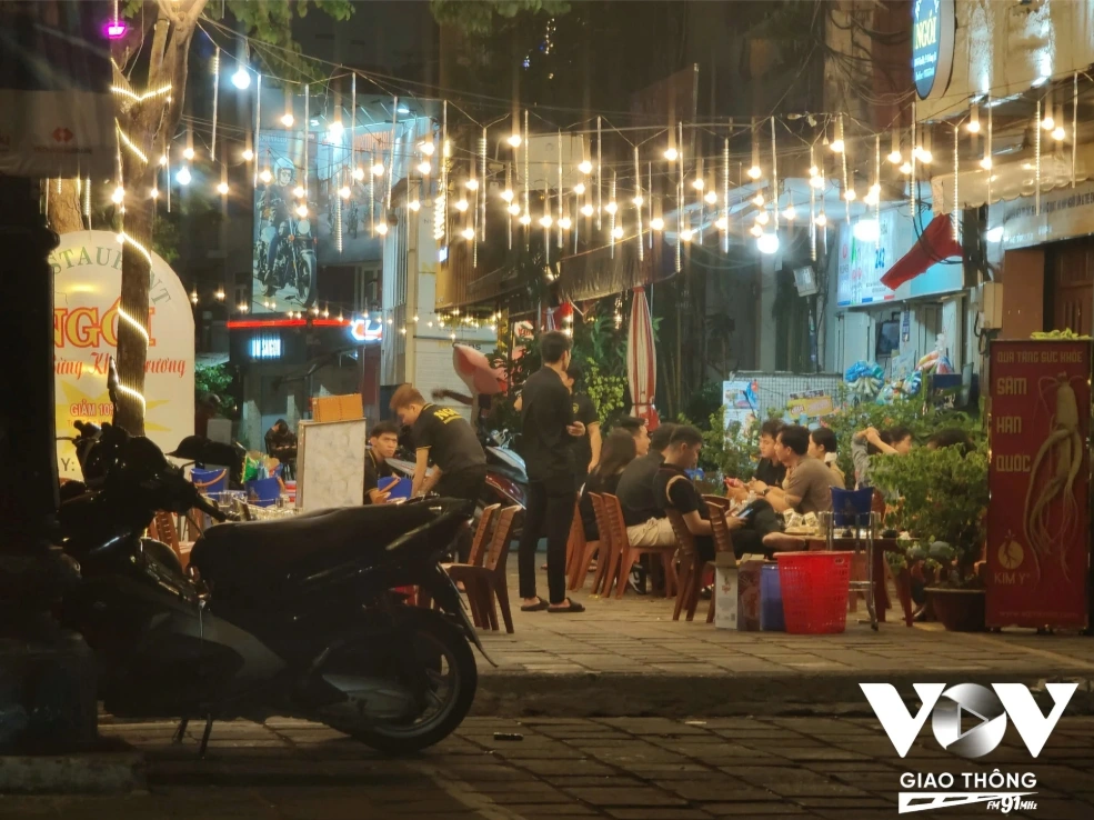 Vỉa hè nhiều nơi bị "nuốt chửng" bởi các hàng quán