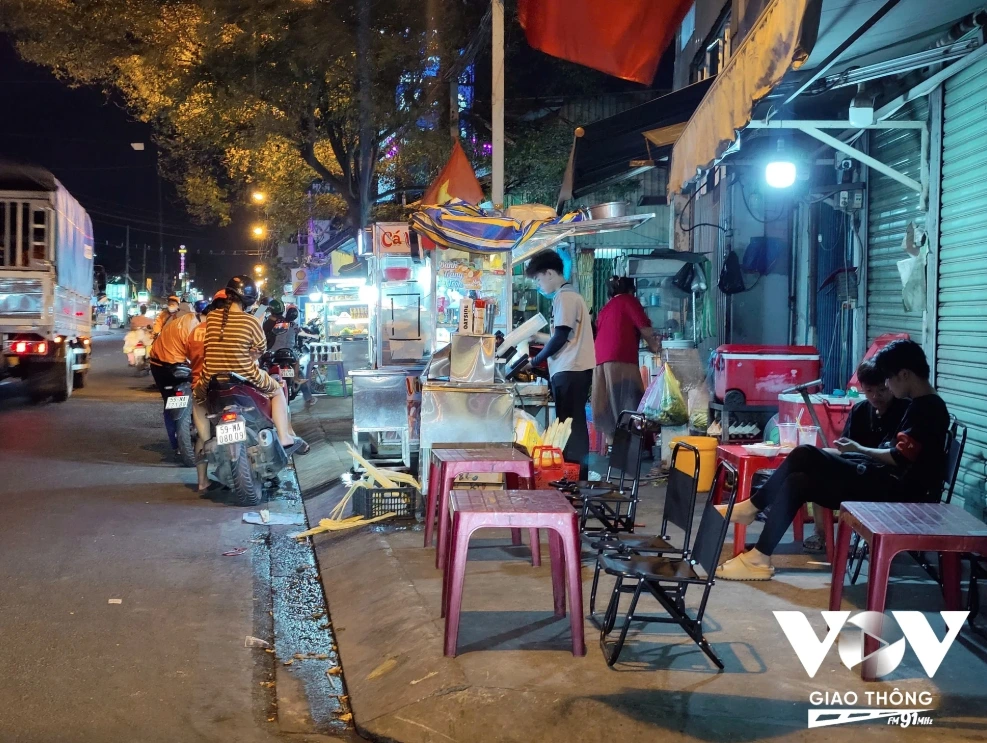 Các quán nước tại Quận Gò Vấp bám lấy, không buông tha vỉa hè
