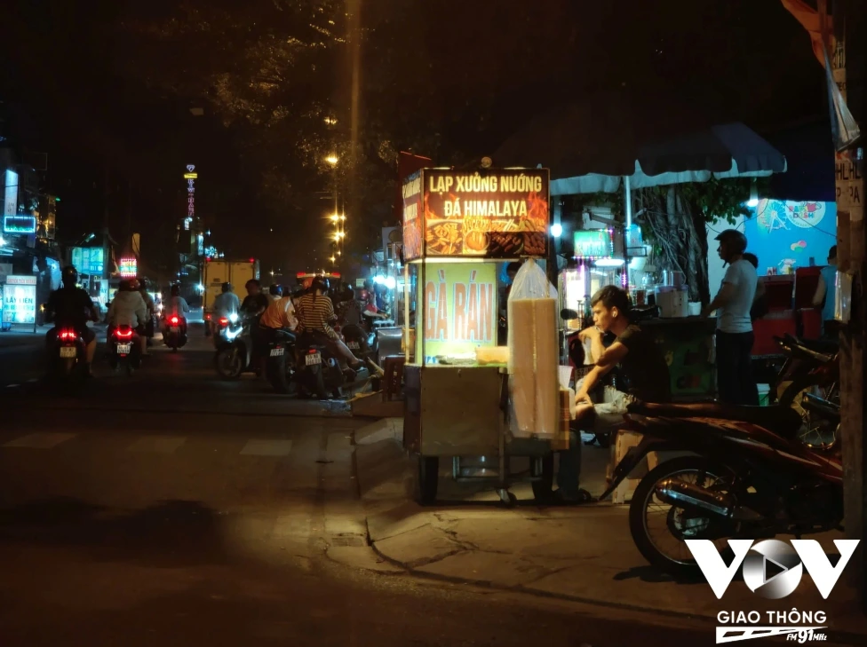 Dù lực lượng chức năng thường xuyên ra quân xử lý, thế nhưng chỉ sau một thời gian ngắn thì tình trạng lấn chiếm lòng lề đường lại tái diễn