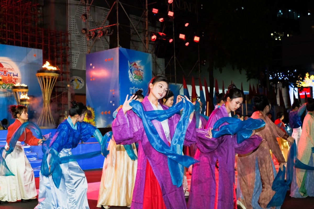 Artists also join the art performances