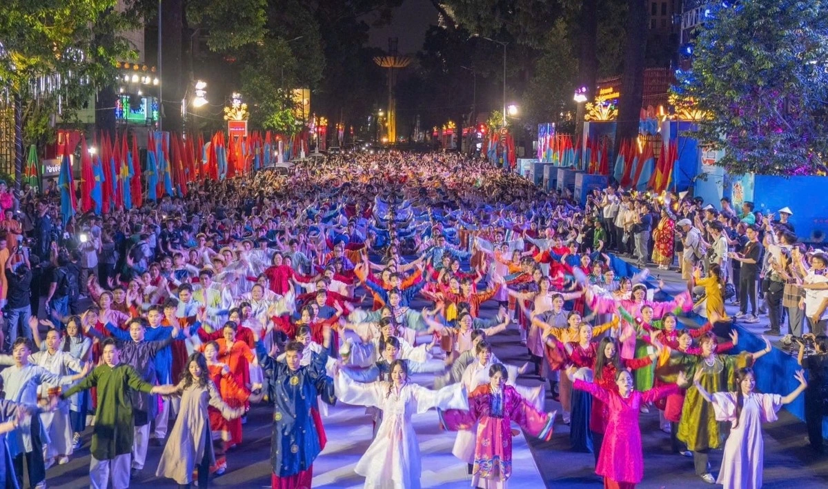 The highlight of the occasion is a flashmob performance put on by thousands of young people in the Ho Chi Minh City Youth Cultural House.