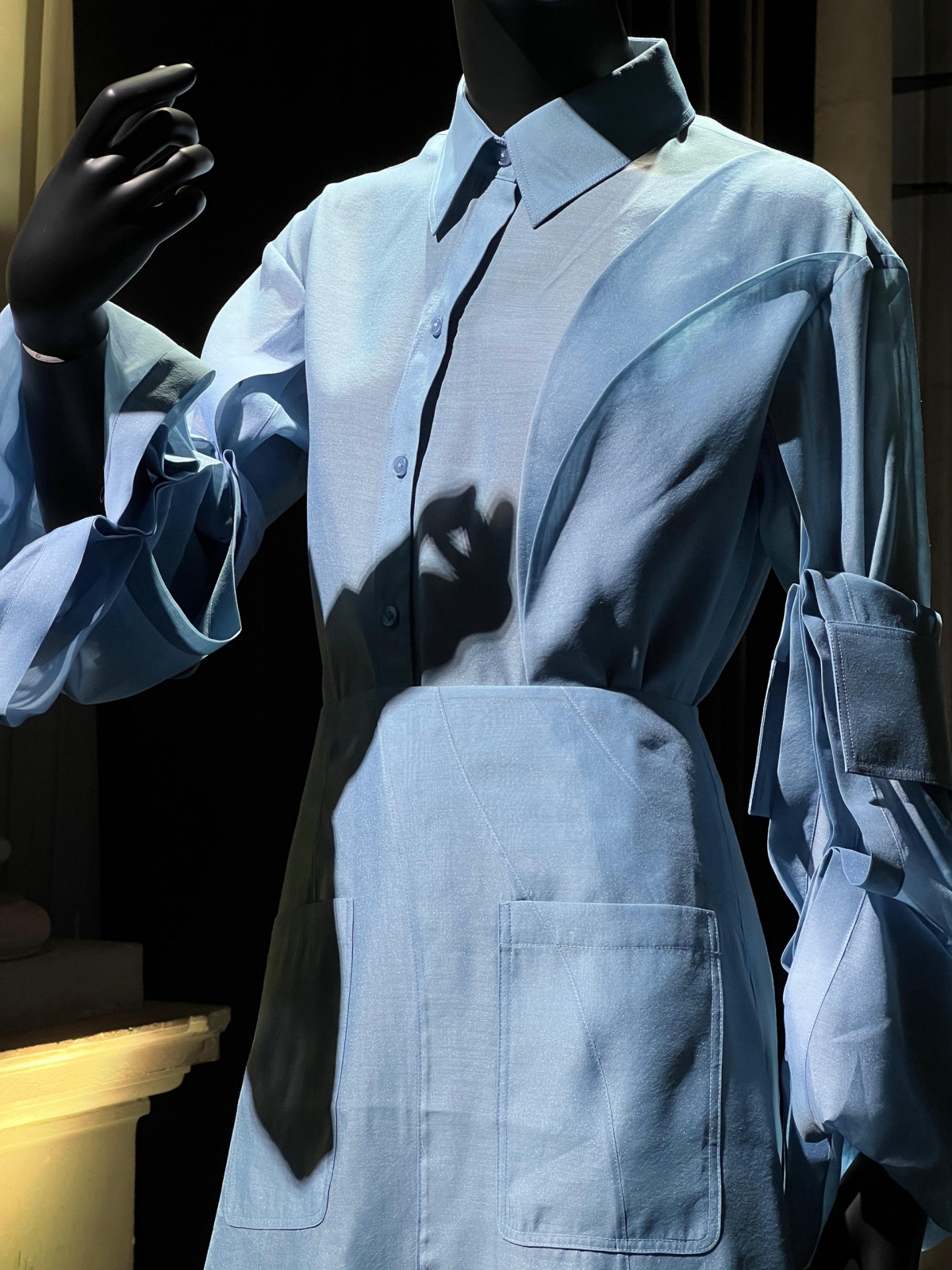 Milan Fashion Week is one of the 'Big Four' global fashion weeks, alongside New York, Paris, and London. Hoang was the only Vietnamese designer to participate in this year's event, which took place from February 25 to March 3.