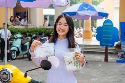 Huỳnh Ngọc Như (THPT Nguyễn Hữu Cảnh, TP.HCM) cho rằng mọi người cần chung tay
chuyển đổi sang xe điện vì môi trường xanh, sạch, đẹp hơn.