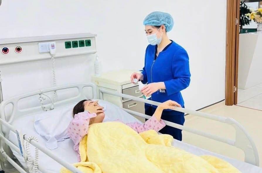 Nữ bệnh nhân được đưa đến Bệnh viện Trung ương Quân đội 108 cấp cứu sau tai nạn khi đi chụp ảnh tại bãi đá sông Hồng. Ảnh: BVCC