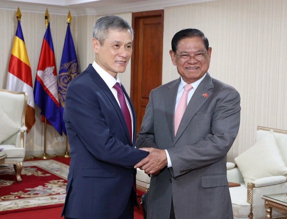 Đại sứ Nguyễn Minh Vũ và Samdech Sar Kheng, Phó Chủ tịch CPP, nguyên Phó Thủ tướng, Bộ trưởng Nội vụ Campuchia