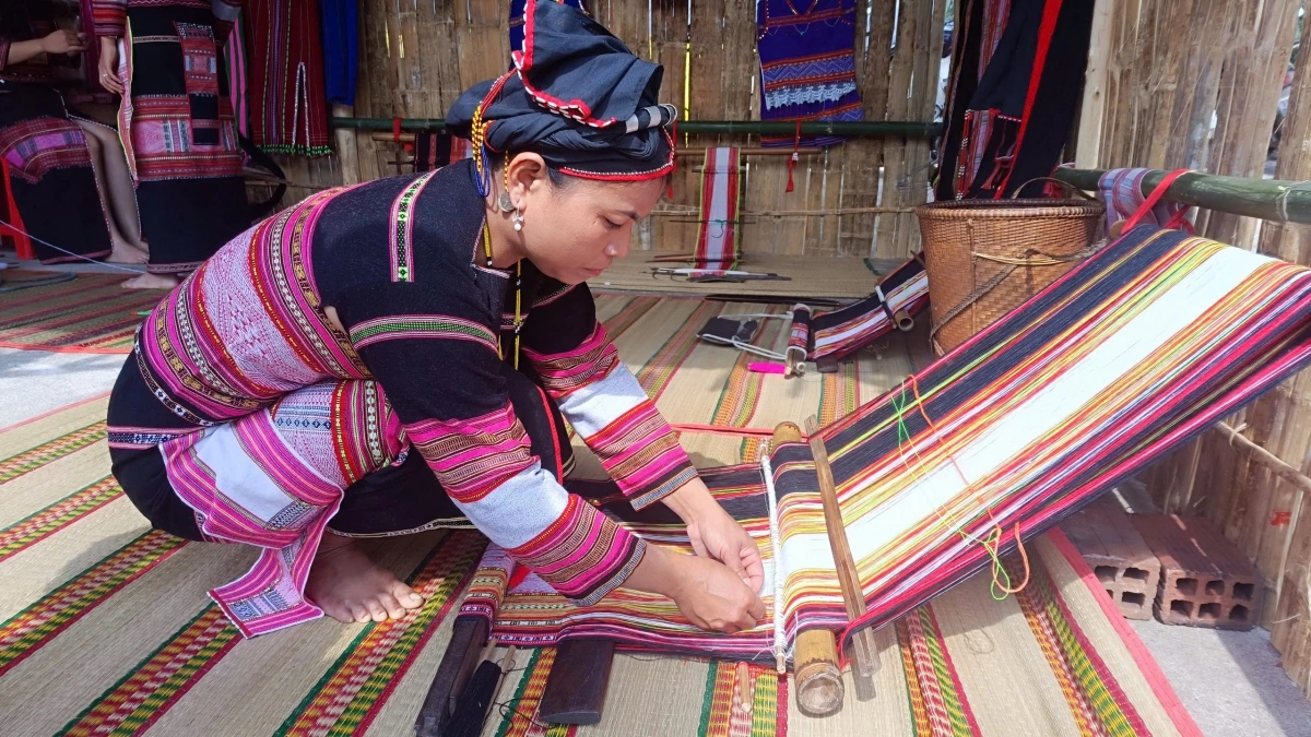 Dệt thổ cẩm.