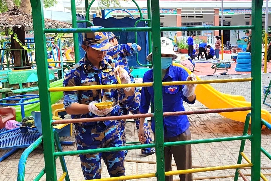 Đoàn viên, thanh niên các đơn vị lao động dọn vệ sinh môi trường. (Ảnh: Hải quân Việt Nam)