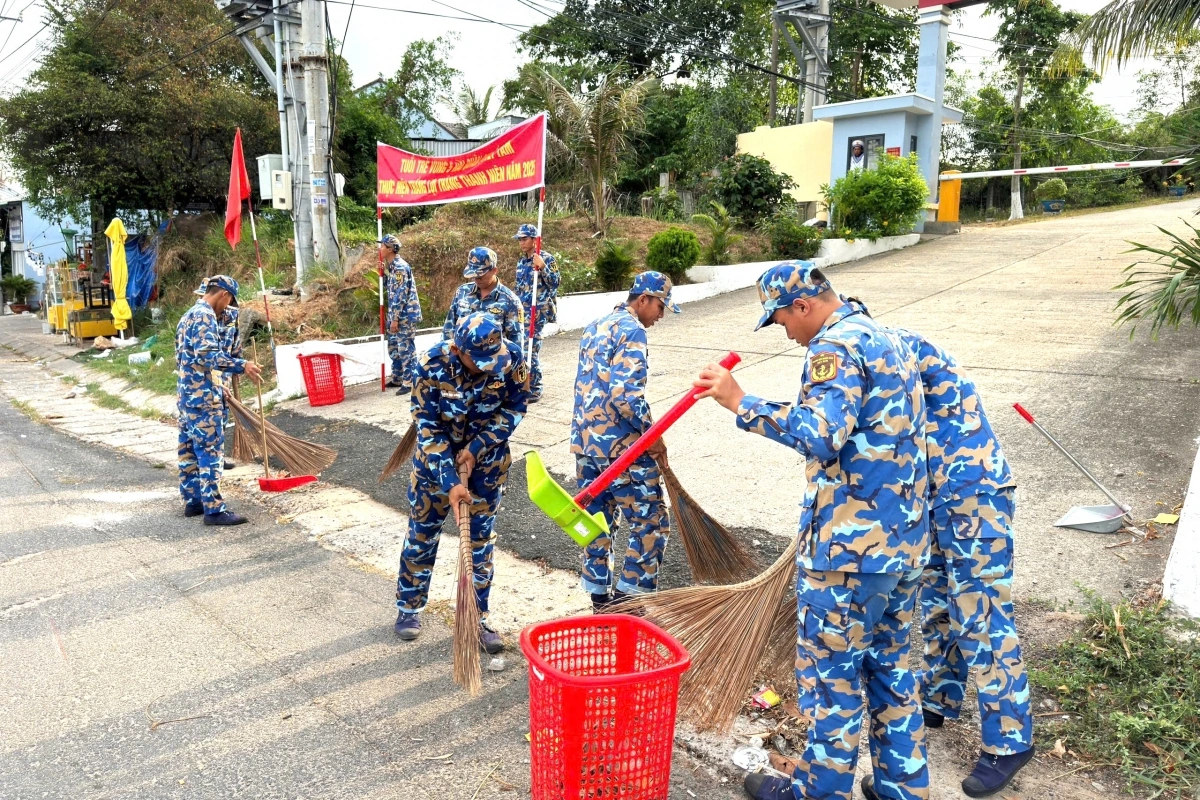Cán bộ, chiến sĩ là đoàn viên thanh niên Bộ tư lệnh Vùng 5 Hải quân dọn dẹp vệ sinh môi trường. (Ảnh: Hải quân Việt Nam)