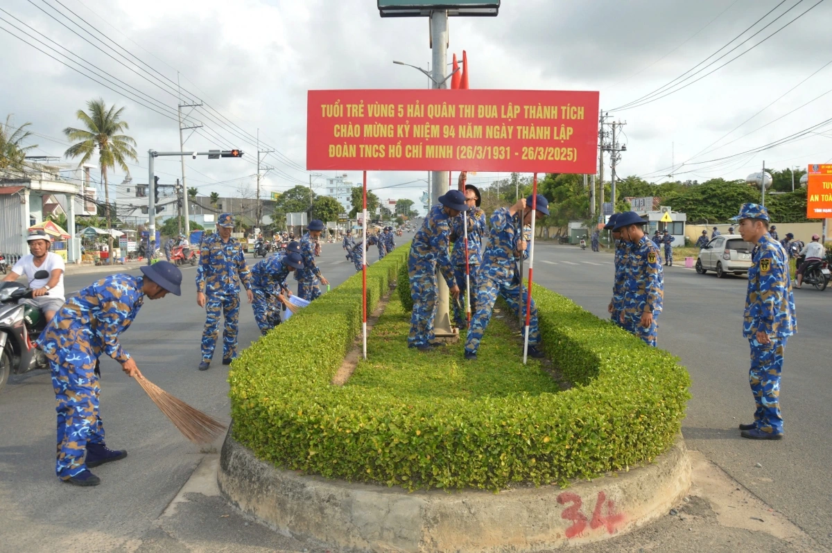 Đoàn viên, thanh niên các đơn vị lao động dọn vệ sinh môi trường. (Ảnh: Hải quân Việt Nam)