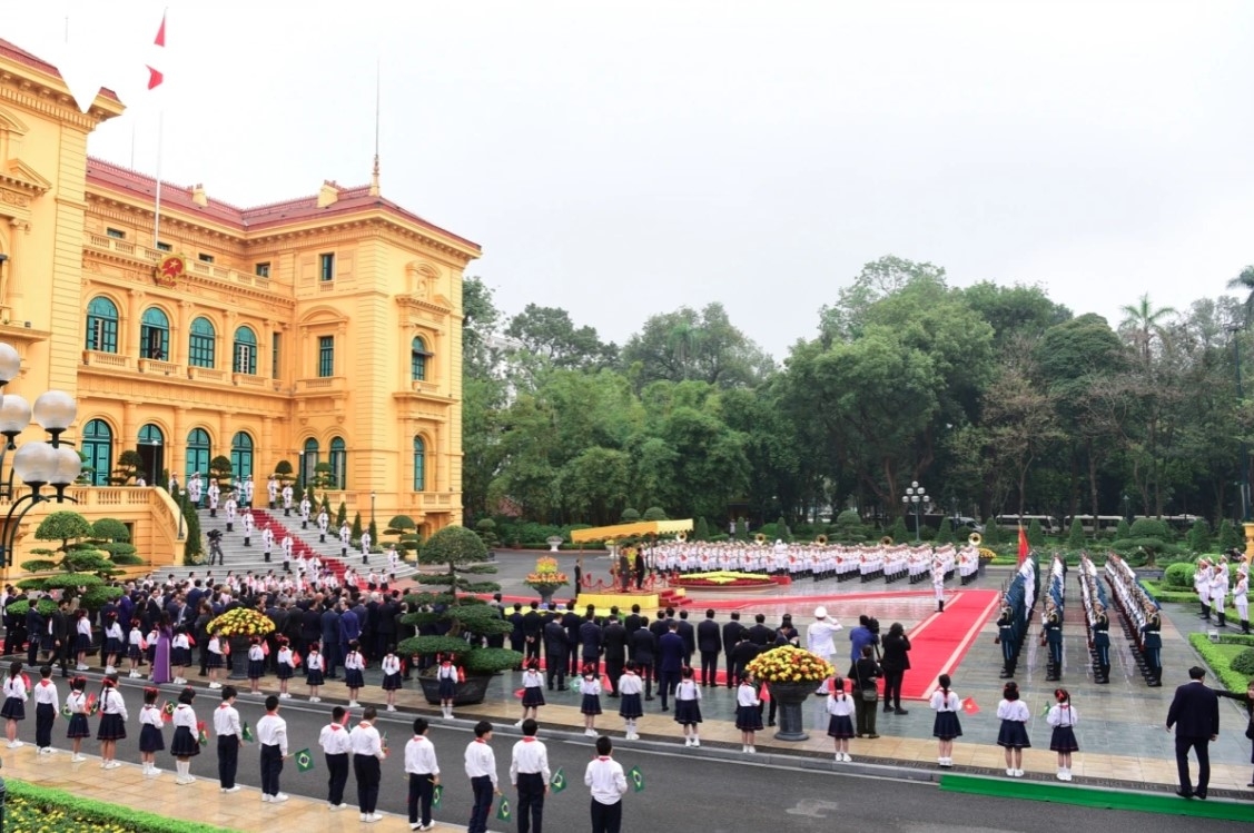 Brazilian President Luiz Inacio Lula da Silva arrived in Hanoi on March 27 afternoon, beginning his three-day State visit to Vietnam at the invitation of President Luong Cuong.