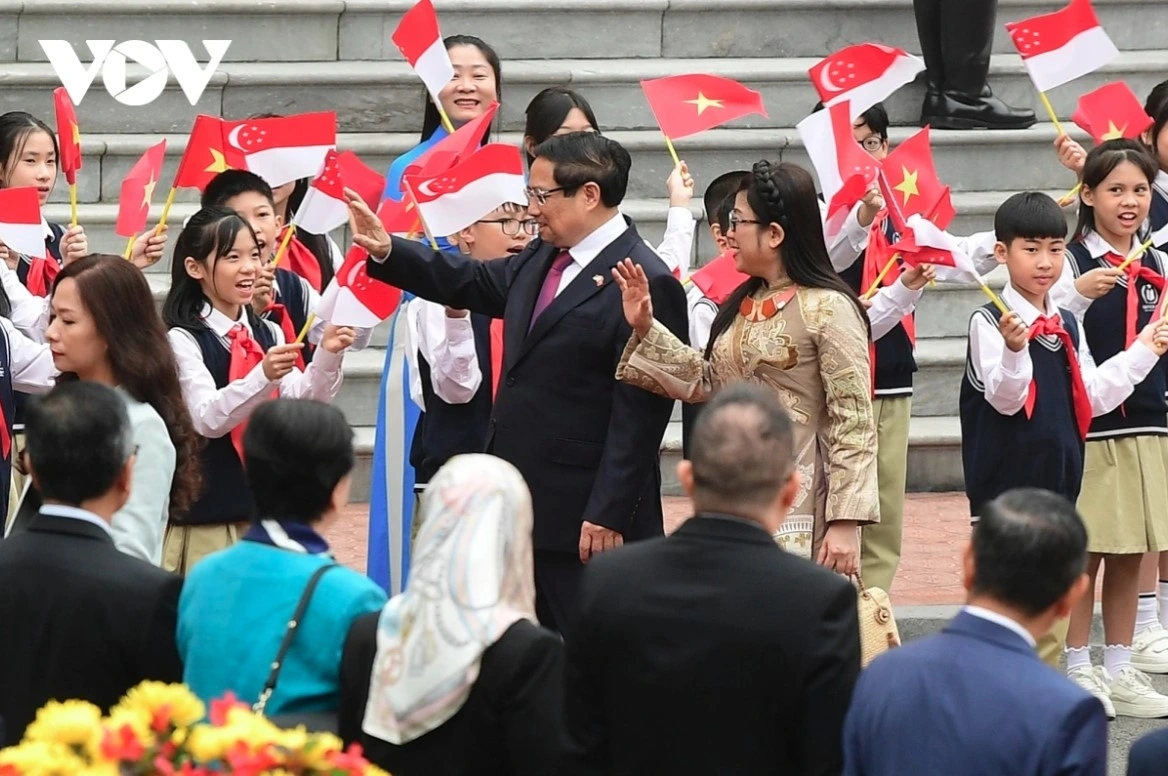Prime Minister Pham Minh Chinh and his spouse at the event