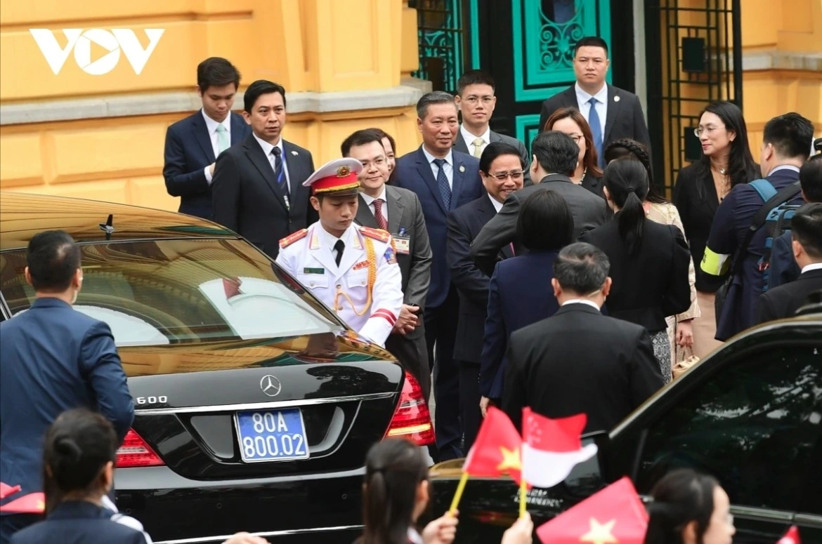 PM Chinh shakes hands with his Singaporean counterpart Lawrence Wong 