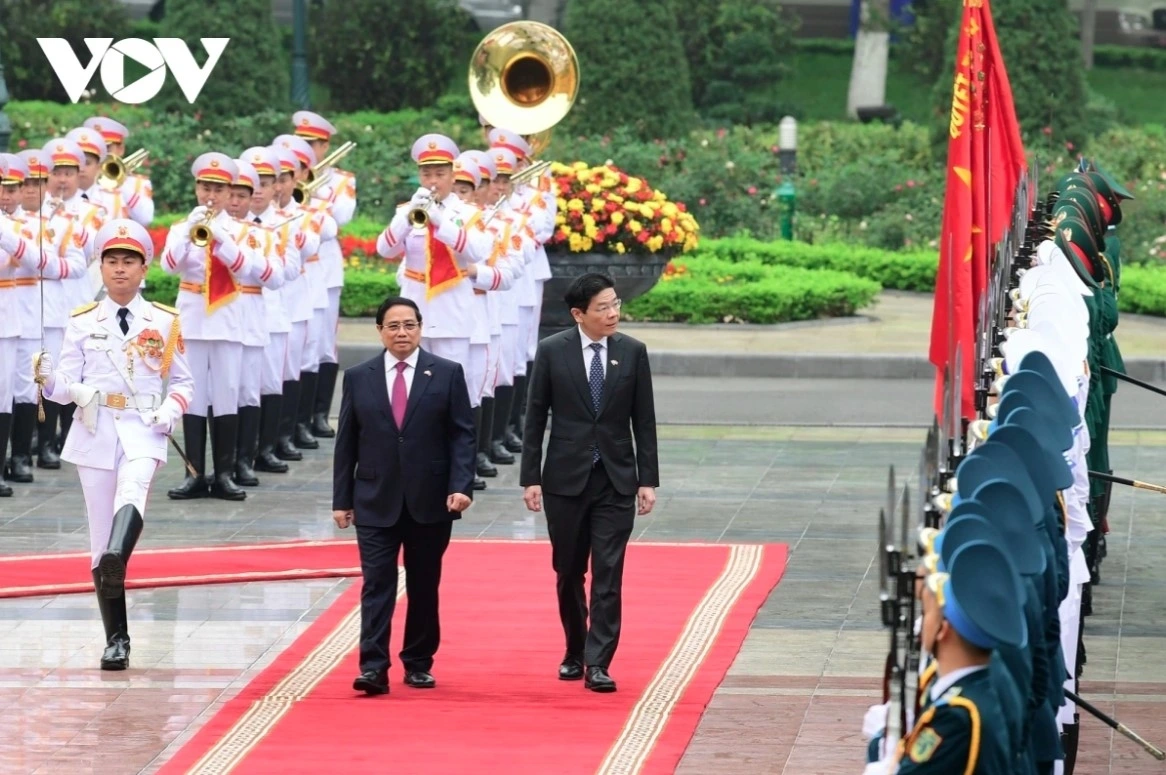 The two government leaders review the guards of honour of the Vietnamese People's Army.