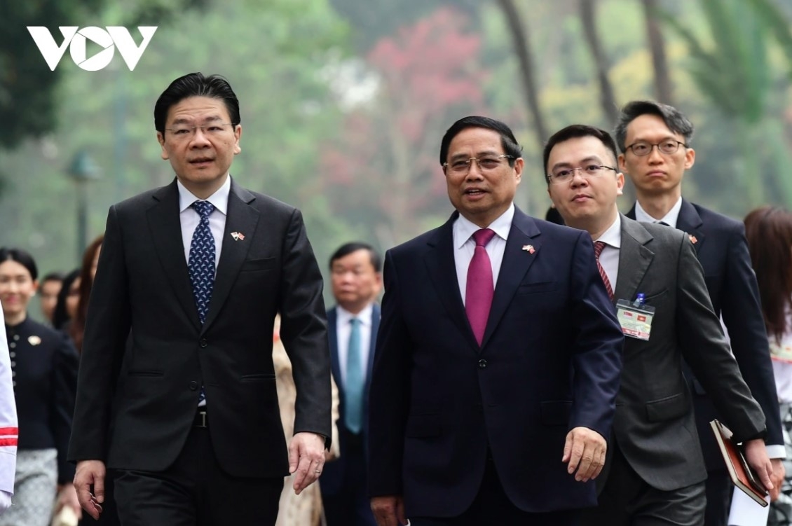 Following the ceremony, they head to the Government Office for official talks.