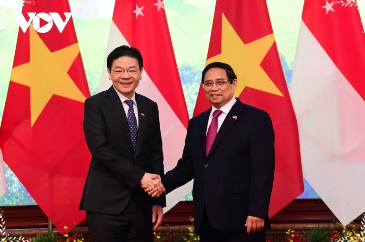 Singaporean Prime Minister’s official visit to the country contributes to realizing the outcomes of the Vietnamese top Party leader’s trip to Singapore and further strengthening the new cooperation framework between the two nations.