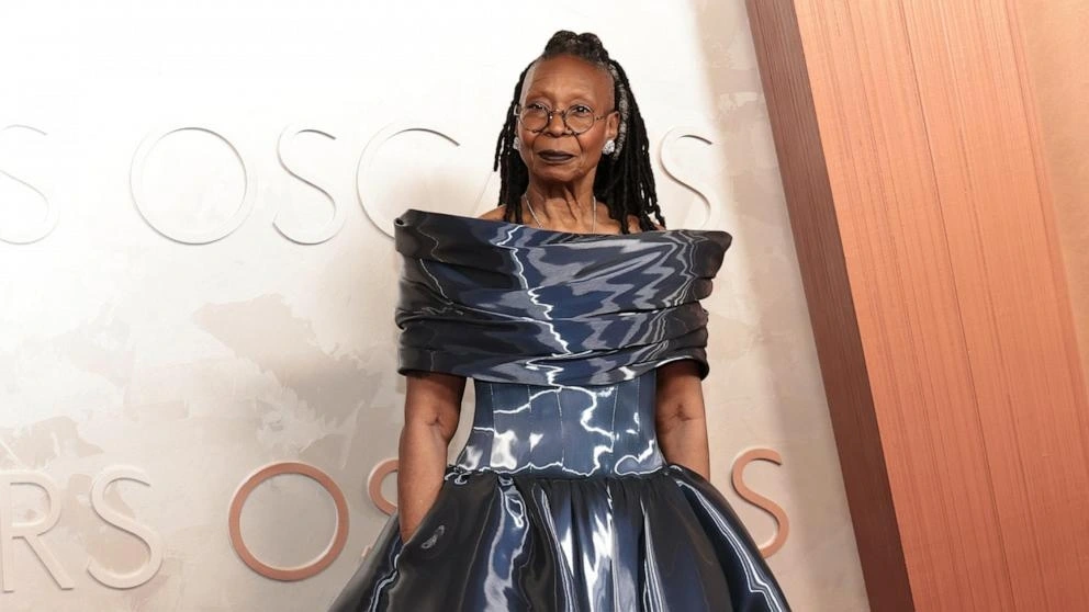 Goldberg, người đồng dẫn chương trình "The View" tham dự Lễ trao giải Oscar lần thứ 97 với tư cách là người dẫn chương trình. Vào tháng này cách đây 34 năm, Goldberg đã giành giải Oscar cho nữ diễn viên phụ xuất sắc nhất cho vai diễn của bà trong bộ phim "Ghost" năm 1990, bộ phim cũng có sự tham gia của Demi Moore và cố diễn viên Patrick Swayze.