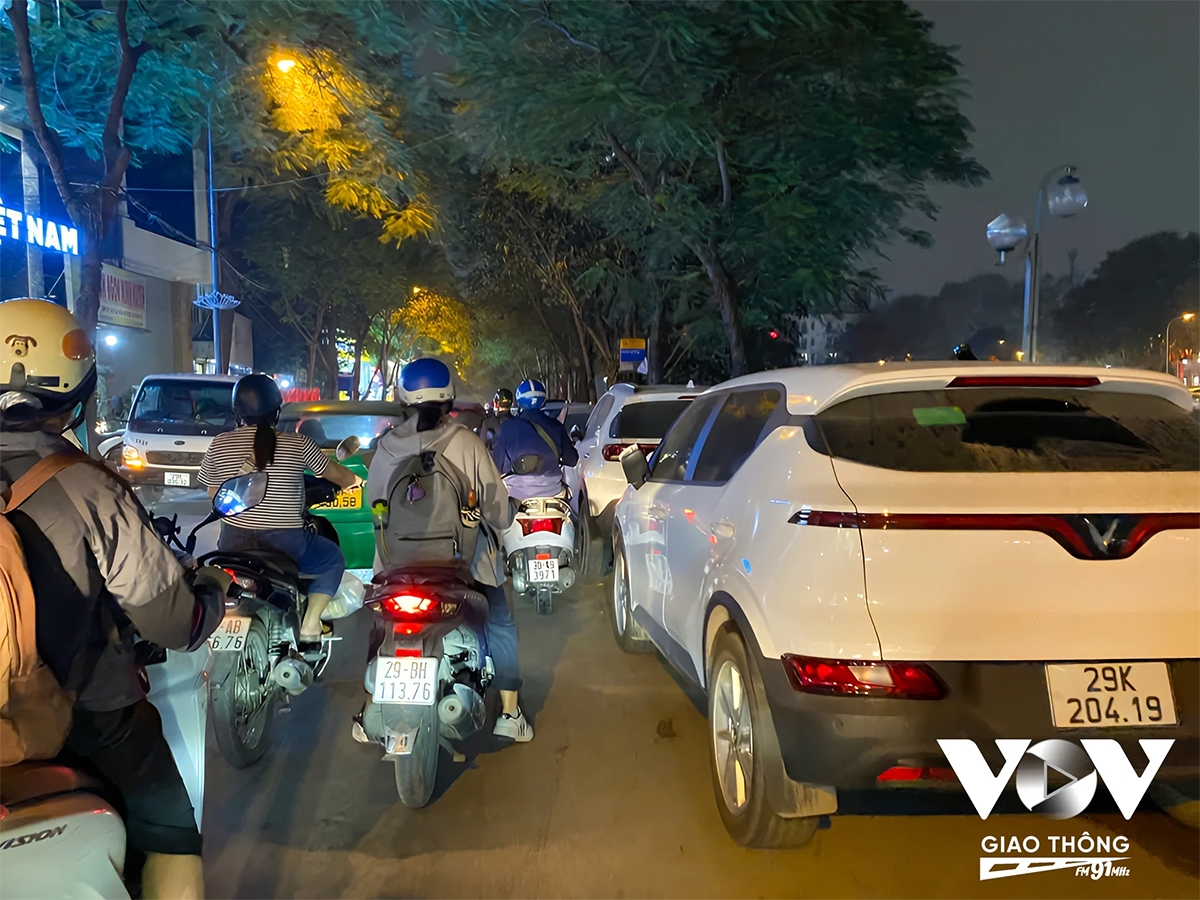 Là tuyến đường đông đúc do đó tình trạng đỗ xe bất chấp biển báo cấm đã gây cản trở đến giao thông tại đây