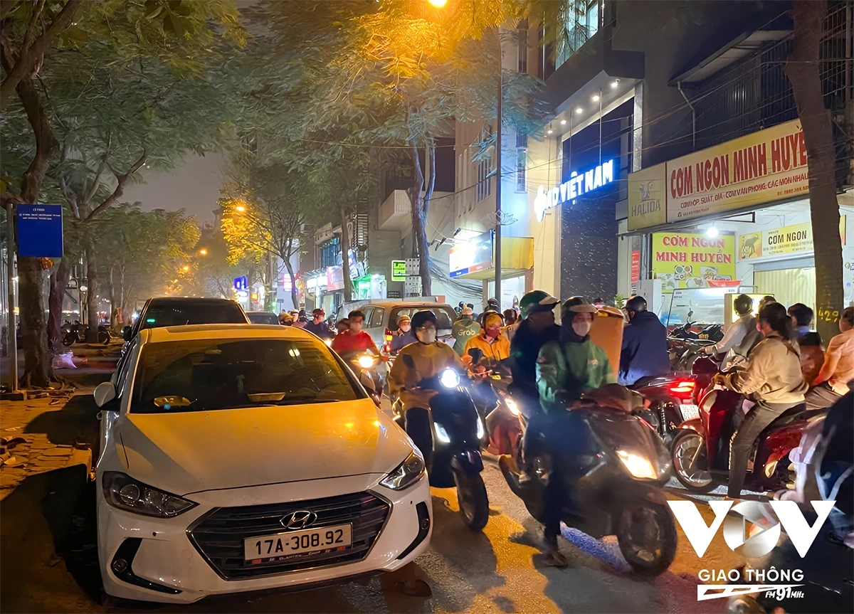 Chị Hương - một người tham gia giao thông thường xuyên di chuyển qua phố Vũ Tông Phan cho biết: “Hôm nào tôi đi làm về đoạn đường này cũng tắc, xe đỗ sai quy định khiến phần đường di chuyển chỉ đủ cho 2 chiếc ô tô tránh nhau”