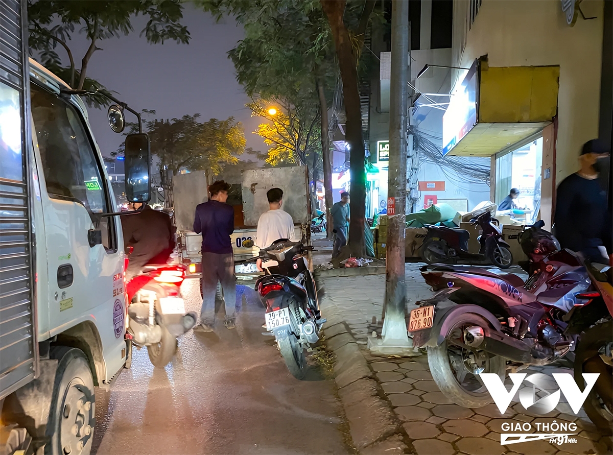 Được biết, trên phố Vũ Tông Phan còn có kho hàng của các đơn vị vận chuyển. Tình trạng xe tải của các đơn vị này dừng đỗ để xếp dỡ hàng ngay dưới lòng đường là một trong những nguyên nhân gây ra tình trạng ùn tắc vào giờ cao điểm