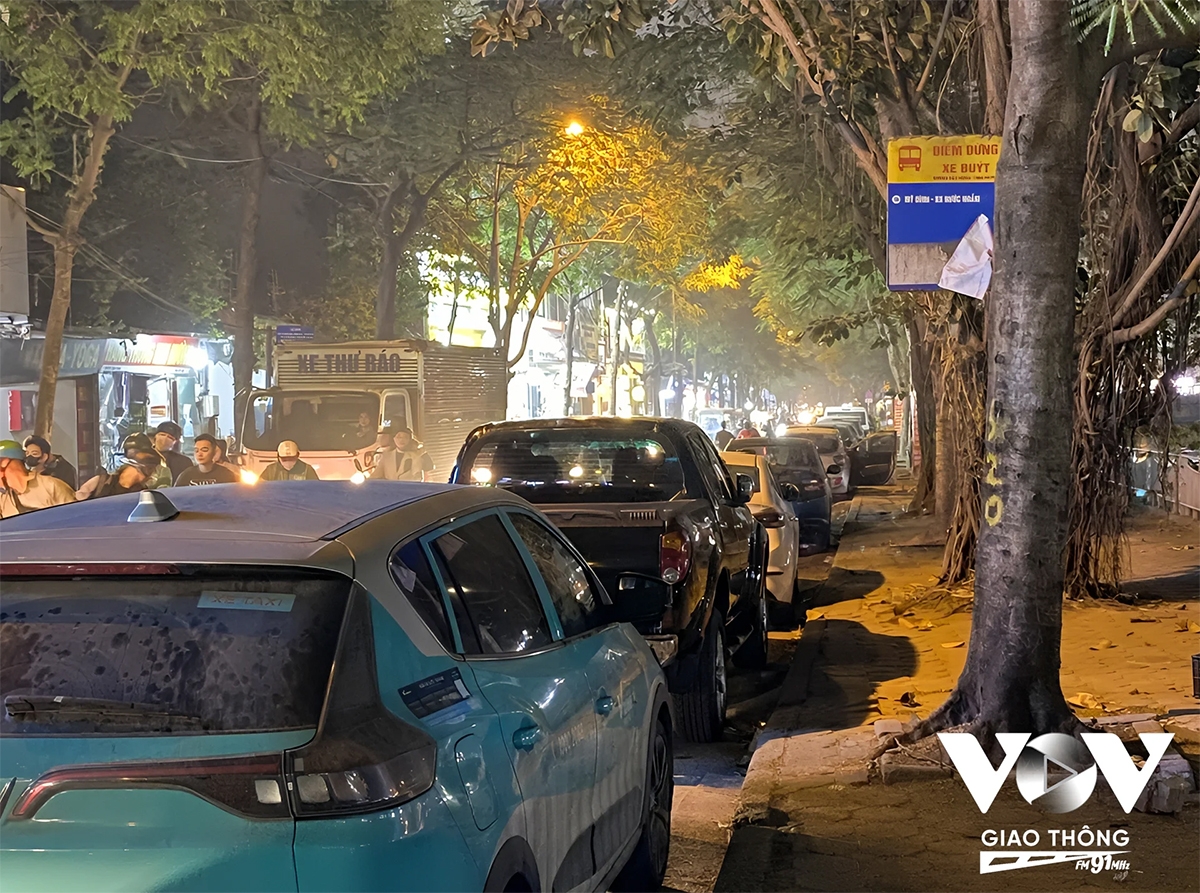 Xe buýt muốn vào bến mà bị chặn bởi dòng xe vô tư đỗ dưới lòng đường