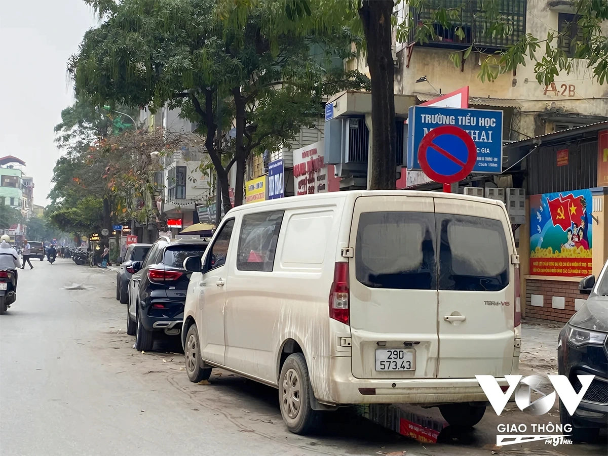 Tương tự như các tuyến phố kể trên, nhiều tuyến phố khác của thủ đô cũng xảy ra tình trạng phương tiện giao thông “phớt lờ” biển cấm, thản nhiên dừng đỗ xe dưới lòng đường