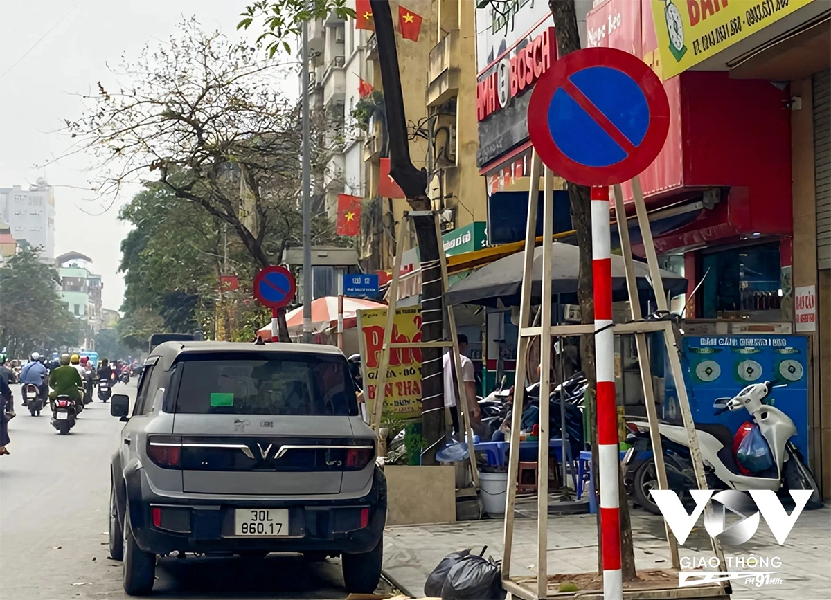 Điều này không chỉ gây cản trở giao thông mà còn phản ánh ý thức của một bộ phận người tham gia giao thông