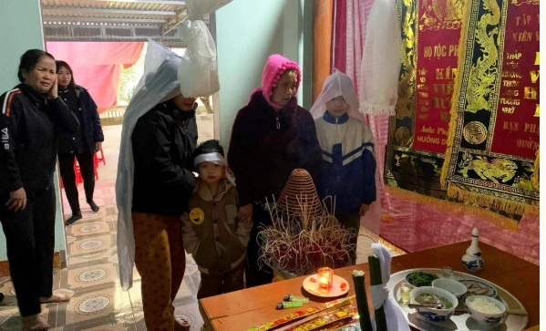 Người thân trước bàn thờ nạn nhân. Ảnh: An Nam