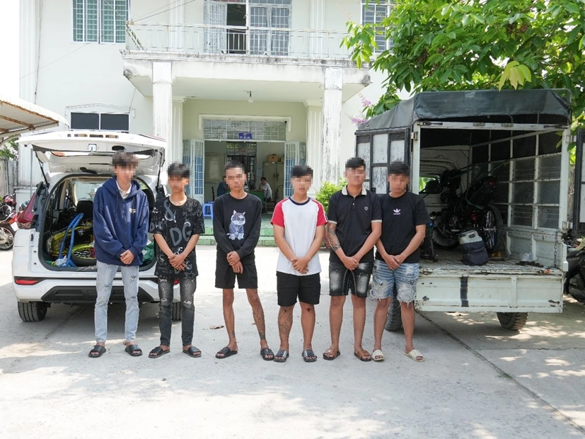 Nhóm thanh niên dàn hàng ngang, nẹt pô trên quốc lộ