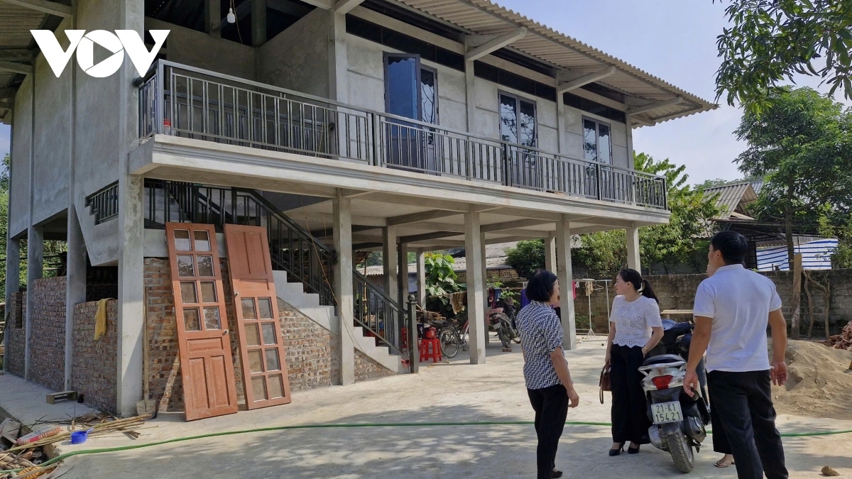 Ngôi nhà sàn xây kiên cố thay thế căn nhà gỗ cũ xuống cấp nghiêm trọng của bà Lò Thị Tuyết ở Nghĩa Lộ, tỉnh Yên Bái