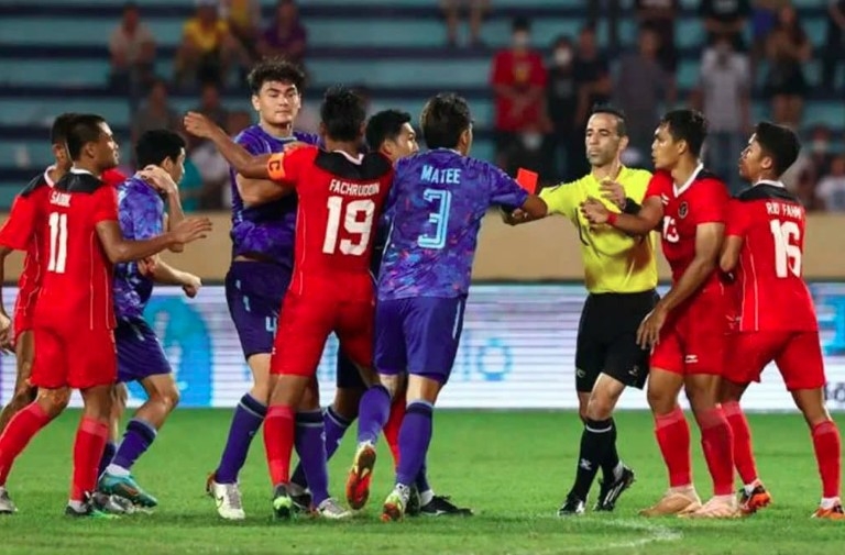 Yahya Ali Almulla officiates the match between U22 Thailand and U22 Indonesia at SEA Games 2021