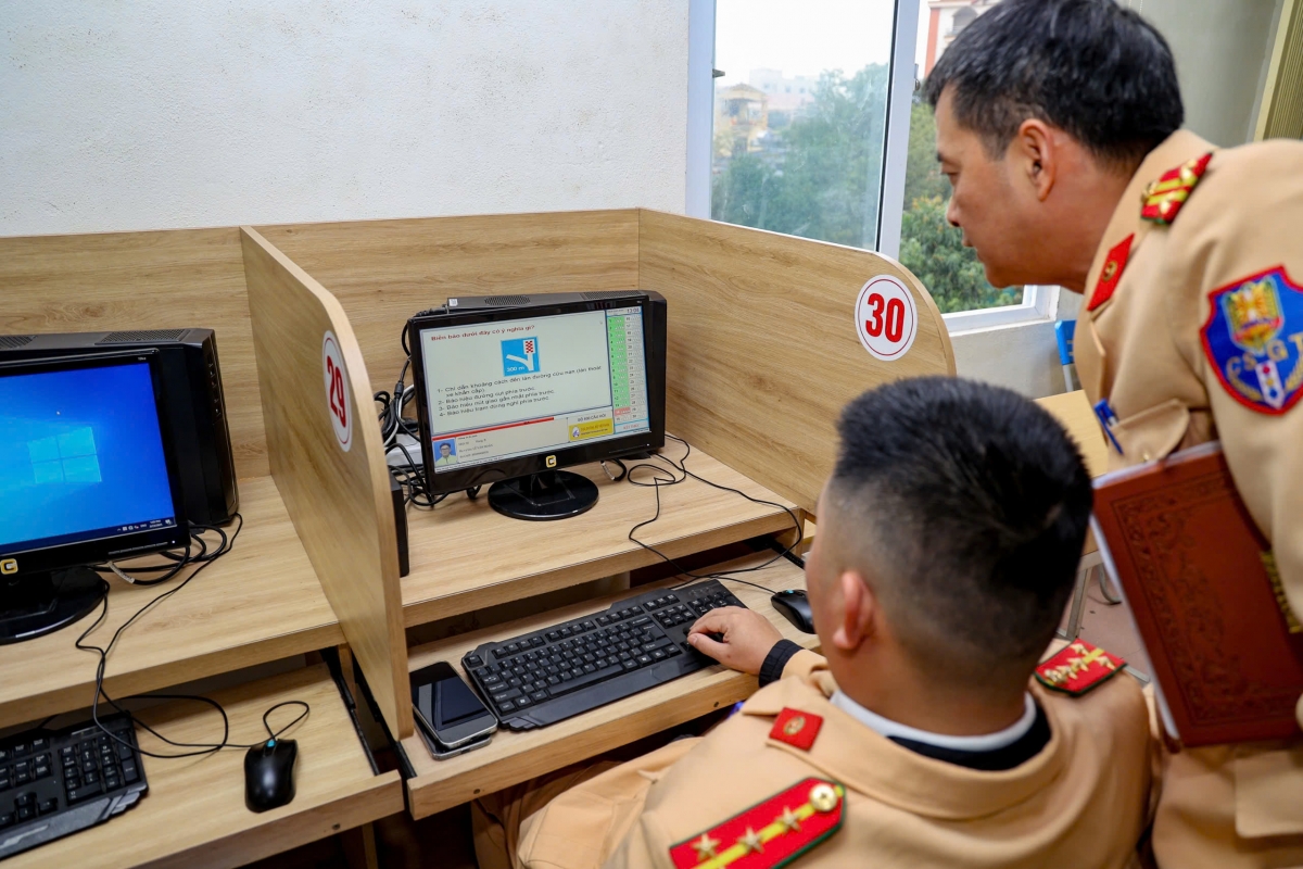 Bộ Công an vừa ban hành Thông tư 12/2025 "Quy định về sát hạch, cấp giấy phép lái xe; cấp, sử dụng giấy phép lái xe quốc tế", trong đó, người có bằng lái ô tô sẽ được miễn thi lý thuyết sát hạch xe máy