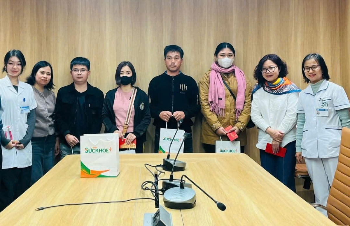 Nhà báo Lan Anh (người đứng thứ 2 từ phải sang) trao quà cho những bệnh nhân có hoàn cảnh khó khăn