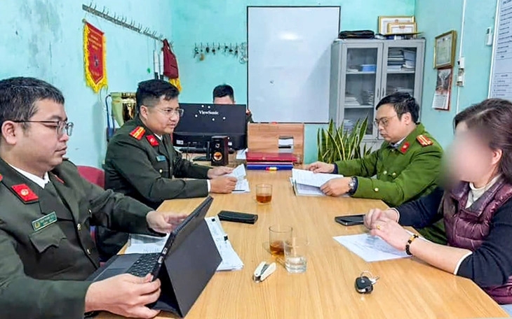 Phòng an ninh chính trị nội bộ Công an tỉnh Hòa Bình làm việc với chị H. (Ảnh: Công an tỉnh Hòa Bình)